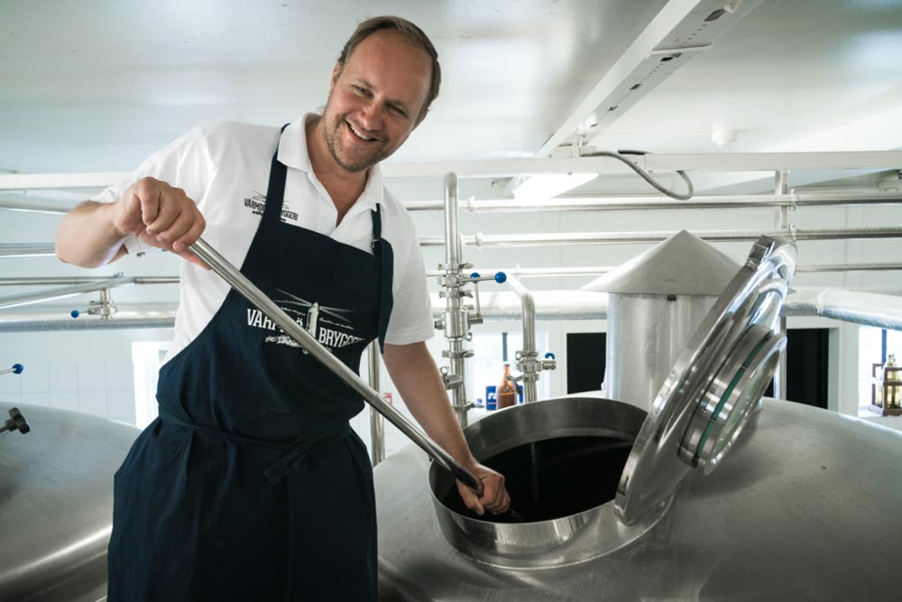 Man som tillagar dryck på bryggeriet